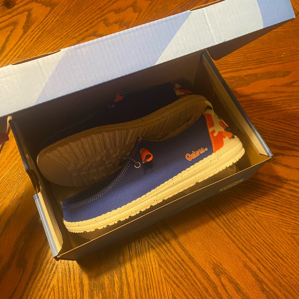 Hey Dude Women’s Gator Shoes - Picture 6 of 7